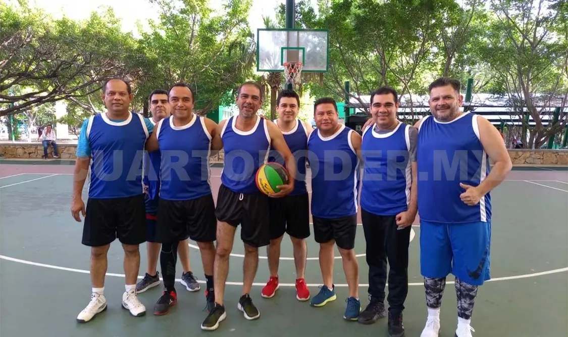Médicos y enfermeras saltan a la cancha