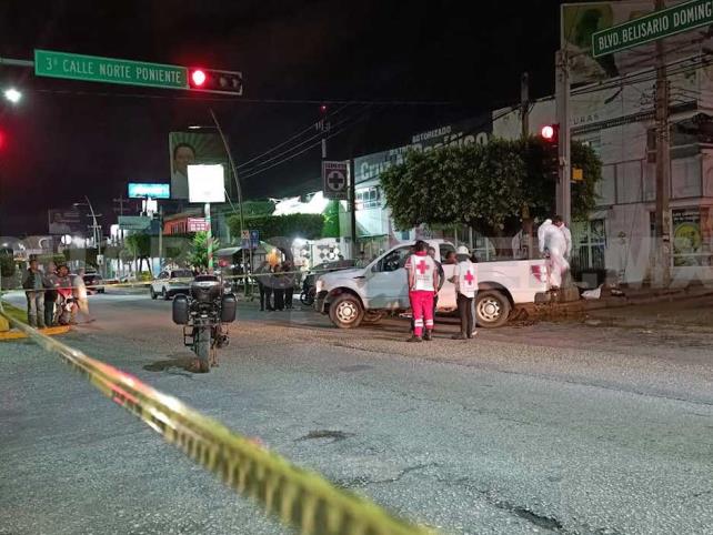 Fallece motociclista al colisionar contra taxi