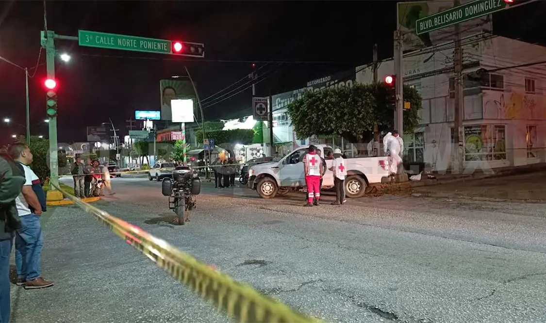 Fallece motociclista al colisionar contra taxi