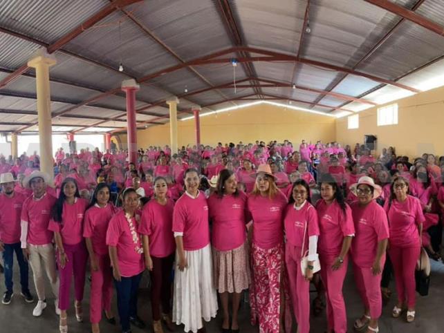 Mujeres muestran su respaldo a Rosy Urbina Castañeda