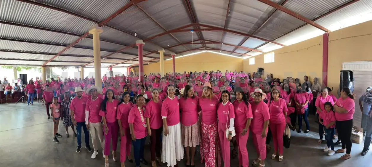 Mujeres muestran su respaldo a Rosy Urbina Castañeda