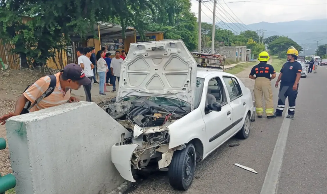 Cinco heridos al impactar automóvil contra muro