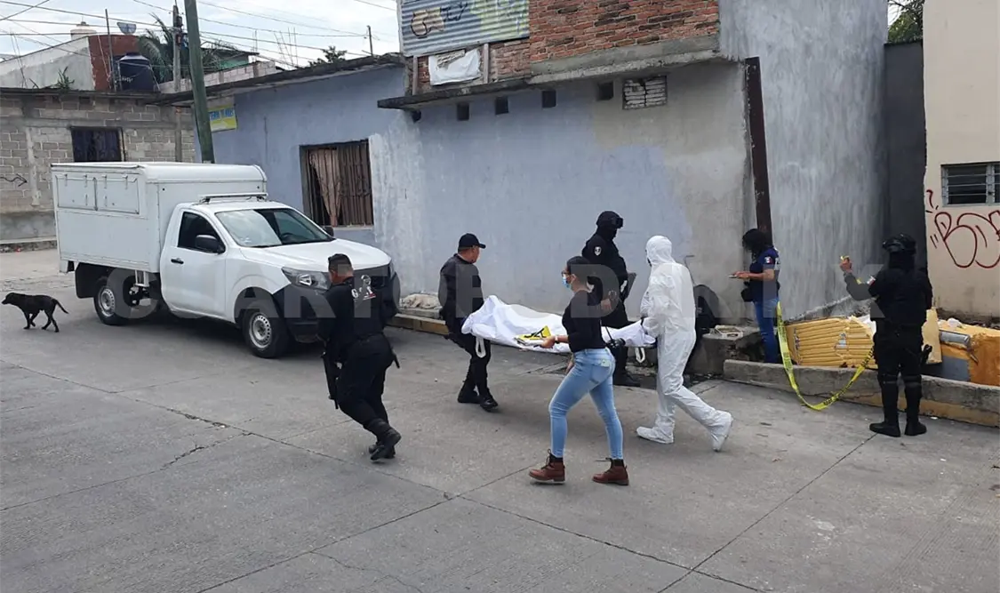 Encuentran muerto a sujeto junto a campo