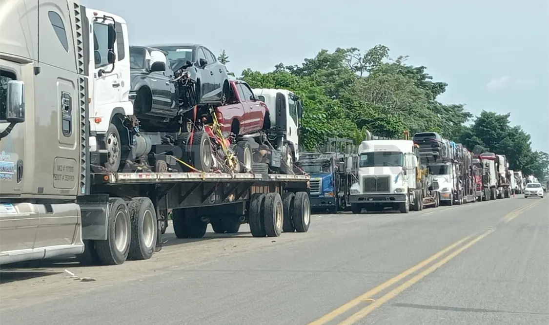 Bloqueos paralizan paso de mercancías en la frontera