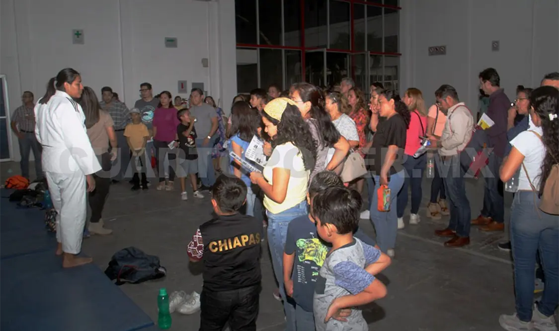 Recorren instalaciones del Indeporte