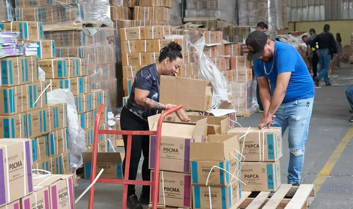 La SEP reiteró su compromiso con la niñez chihuahuense, al continuar ayer con la entrega de libros. Cortesía