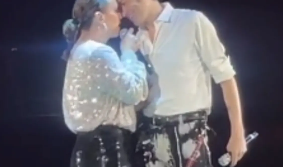 Benny y Angélica Vale se besan