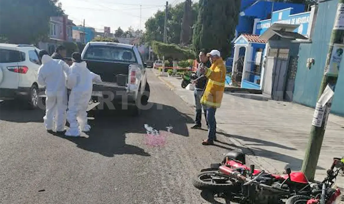 Motociclista muere e hijo lucha por su vida