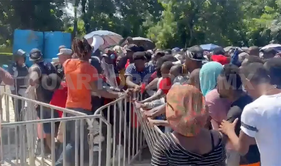 Estampida frente a refugio deja heridos a migrantes