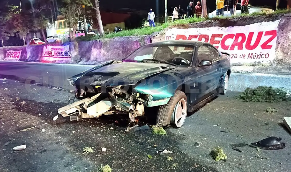 Destrozan un Mustang en bulevar de Comitán