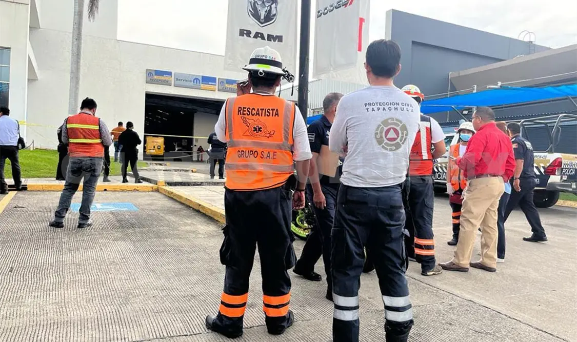Bombero muere aplastado en una agencia automotriz