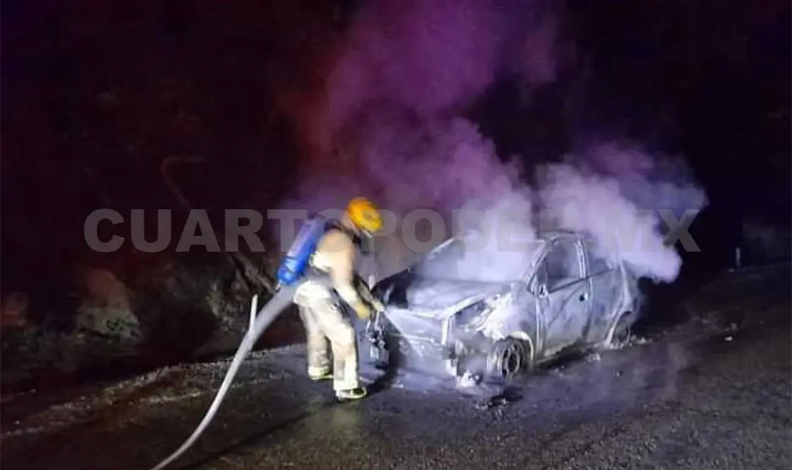 Se incendia vehículo en zona de la cañada