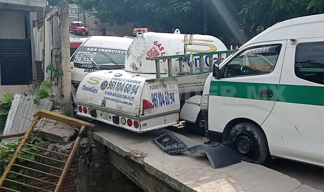 Pipa se va en reversa y daña a dos colectivos