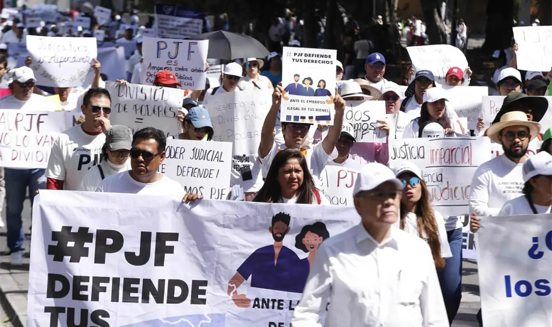 Con playeras blancas, trabajadores del PJF marcharon para expresar su rechazo a la extinción de los fideicomisos. El Universal