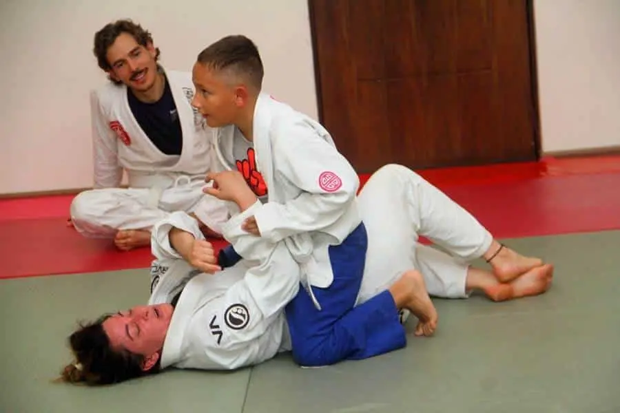 La clínica tuvo como objetivo la capacitación de los entrenadores y alumnos, para elevar el nivel técnico del Jiu Jitsu Brasileño. Cortesía