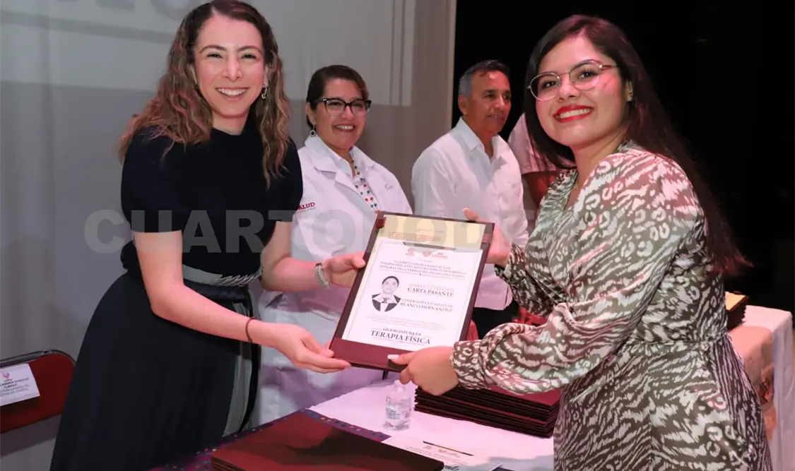 Celebran graduación de casi 50 fisioterapeutas