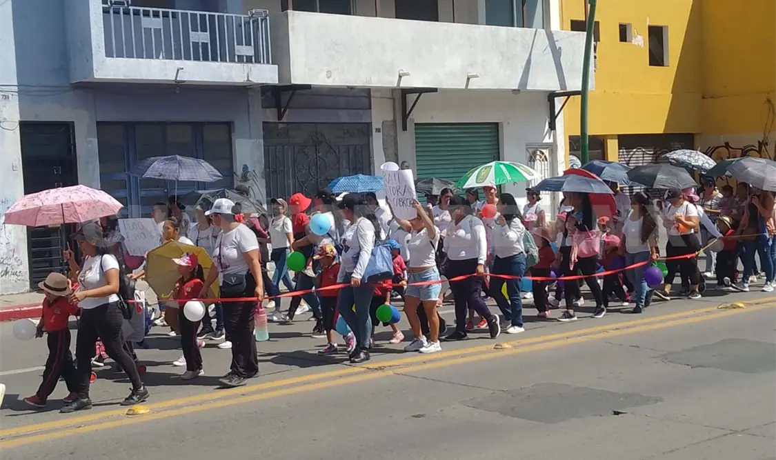 Exigen destitución de directora por abuso de poder