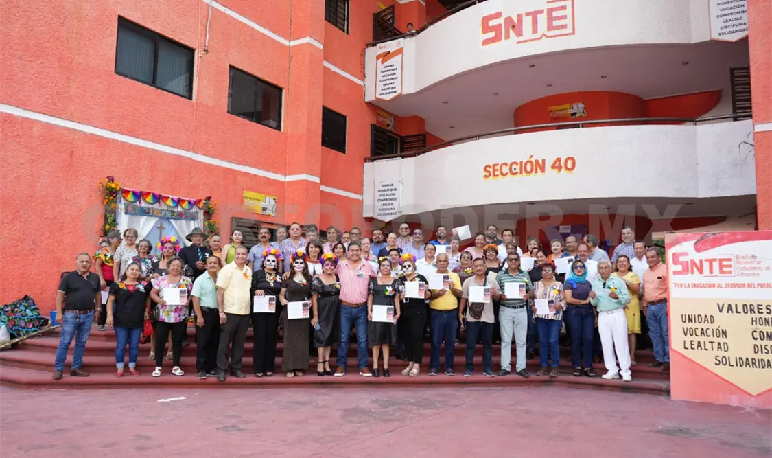 Celebran docentes Día de Muertos con altares