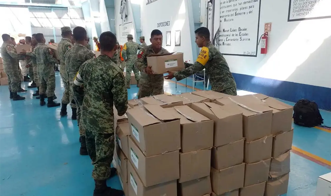 Tráileres del Ejército Mexicano se están reorganizando para distribuir de manera ordenada los víveres en diferentes puntos de Acapulco. Cortesía