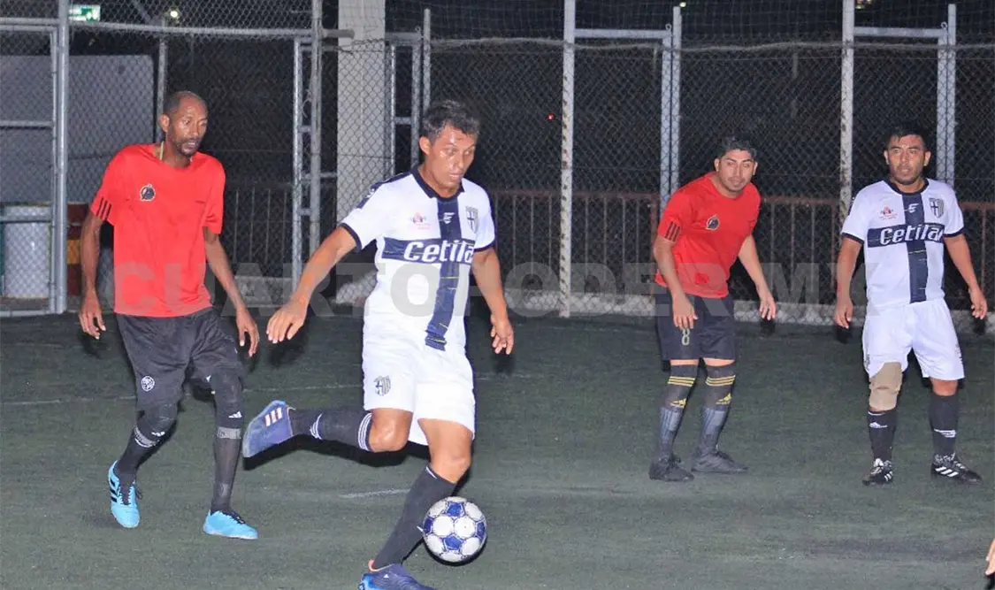 El balón se disputó más en el medio campo debido a la calidad de los jugadores de ambos clubes. Alan Pola/CP