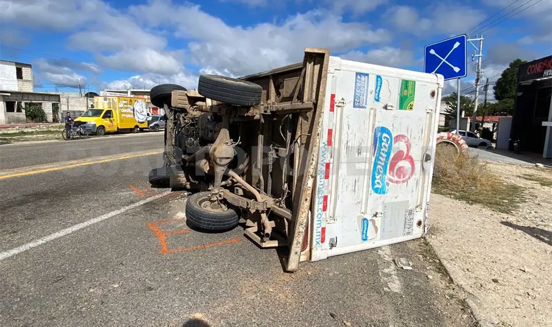 Una camioneta particular lo impactó, provocando que el chofer perdiera el control y acabara volcando. Cortesía
