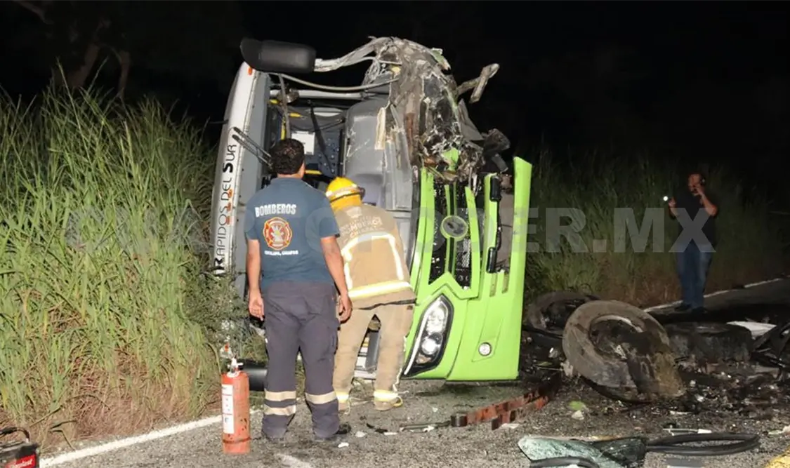 Autobús se estrella contra una camioneta; un muerto