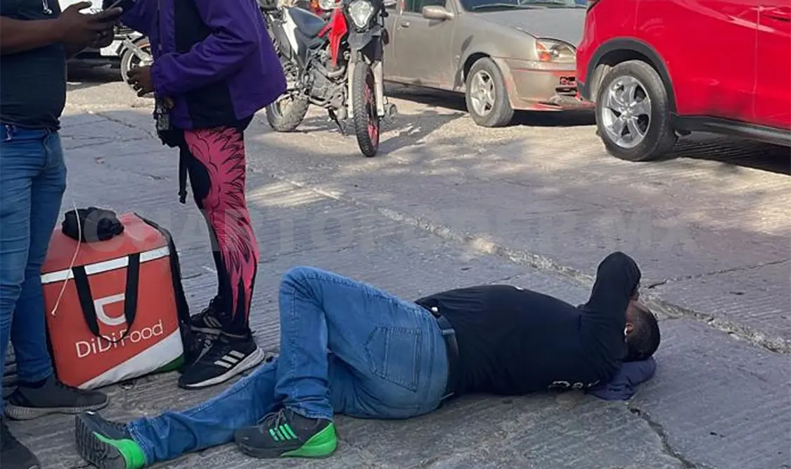 Noquean a motociclista en una pelea