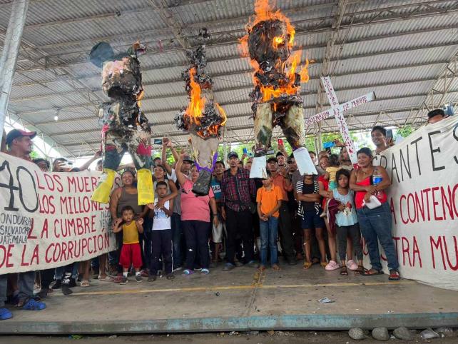 Caravana migrante varada en Huixtla piden dialogo y documentos del