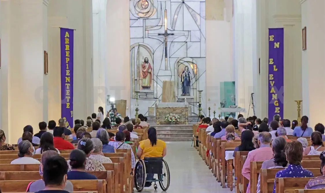 Durante la homilía el sacerdote se refirió a las desigualdades en el mundo, por lo que es importante no permitir espacio a la soberbia. Carlos López / CP