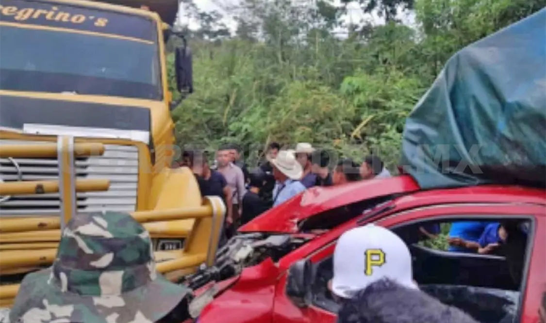 El acelerado volquetero se estrelló contra una camioneta de pasaje en Ocosingo. Genaro Sánchez / CP