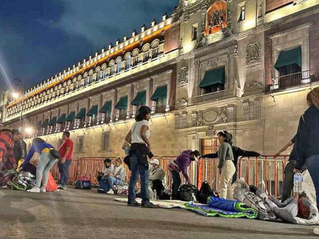 Caravana instala campamento frente a Palacio Nacional