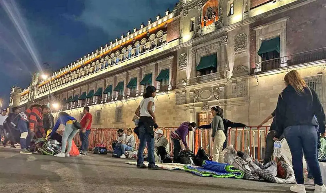 Integrantes de la caravana ciudadana de Acapulco, instalan campamento frente a Palacio Nacional. El Universal