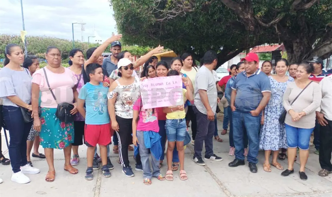 Los padres de familia, acompañados por alumnos, se reunieron en la supervisión de la zona escolar 026. Jesús Cruz / CP