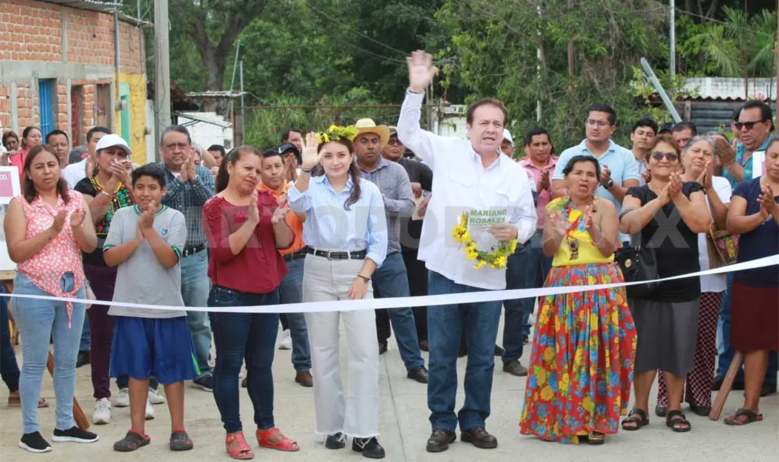 El alcalde estuvo acompañado por Valeria Rosales Sarmiento, Yolanda Ramírez Gómez y vecinos del barrio La Gironda. CP