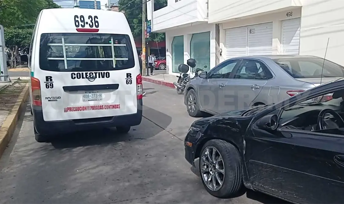 Al parecer el automovilista quiso incorporarse sin precaución y se estrelló contra el colectivo de la ruta 69. Ulises López / CP