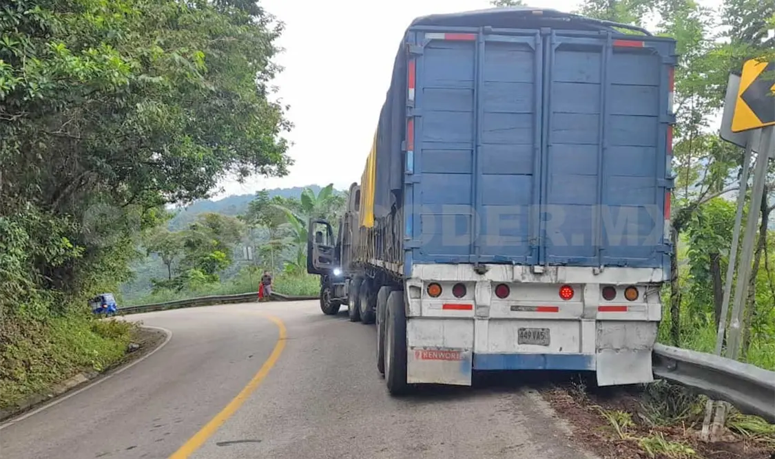 El accidente ocurrió sobre la vía a Ocosingo.  “Coloso” casi acaba en un barranco. Genaro Sánchez / CP