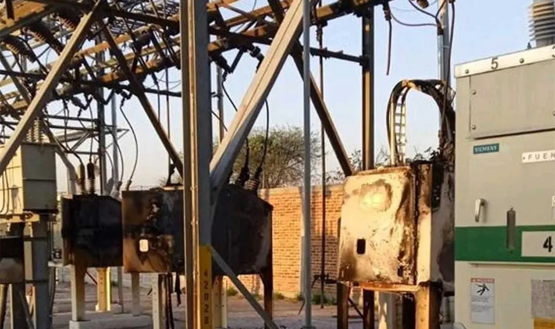 El incendio comenzó en un arco eléctrico al interior de subestación eléctrica donde se quemó un transformador y tres interruptores. Cortesía