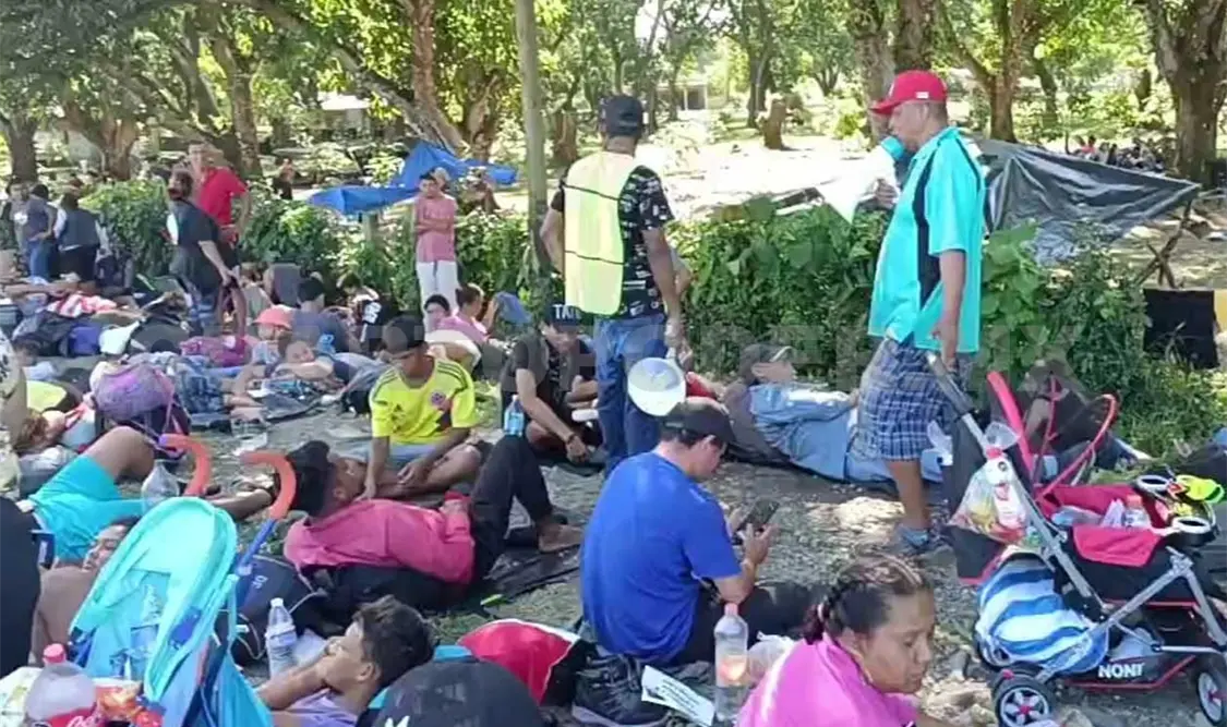 Desde la mañana de este miércoles, los migrantes comenzaron el bloqueo en ambos carriles. Víctor Sánchez / CP