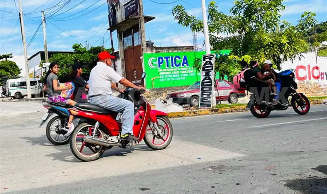 Los conductores circulan con total impunidad en los casi 300 kilómetros de la carretera Costera. Ramón García / CP