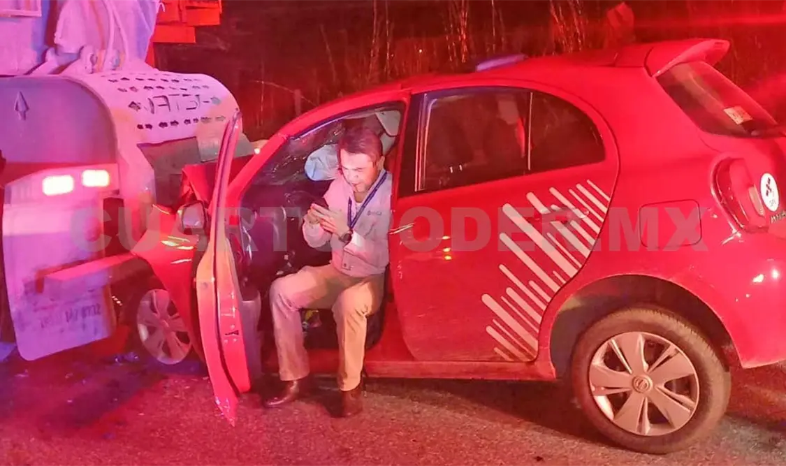 Los hechos ocurrieron la noche del pasado martes, cuando el Nissan tipo March acabó incrustado atrás de un coloso. Genaro Sánchez / CP