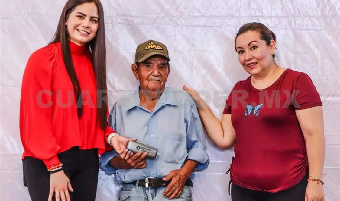 Irene Rubiera Urbina hizo entrega de los lentes, a fin de que puedan retomar sus actividades. CP