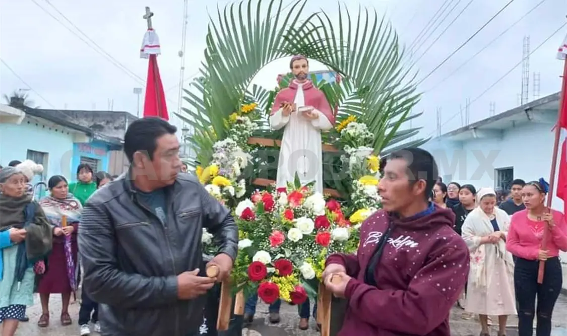 Hicieron esta procesión con la imagen de san Carlos para sensibilizar a la comunidad a ponderar la paz. Manuel Martínez / CP
