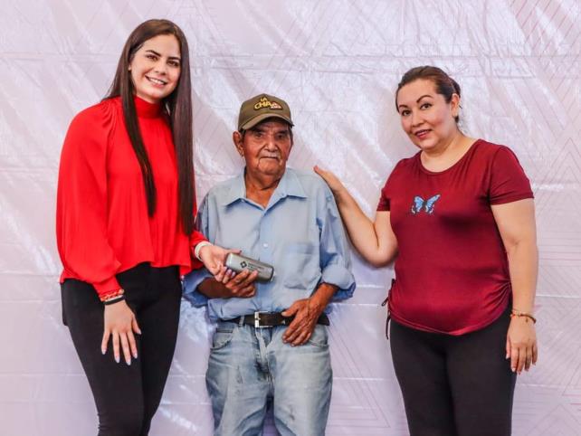 SDIF Tapachula beneficia a población con entrega de lentes