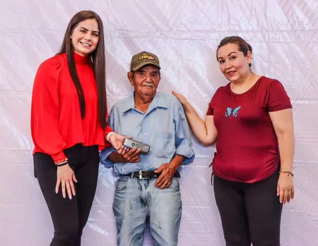 SDIF Tapachula beneficia a población con entrega de lentes