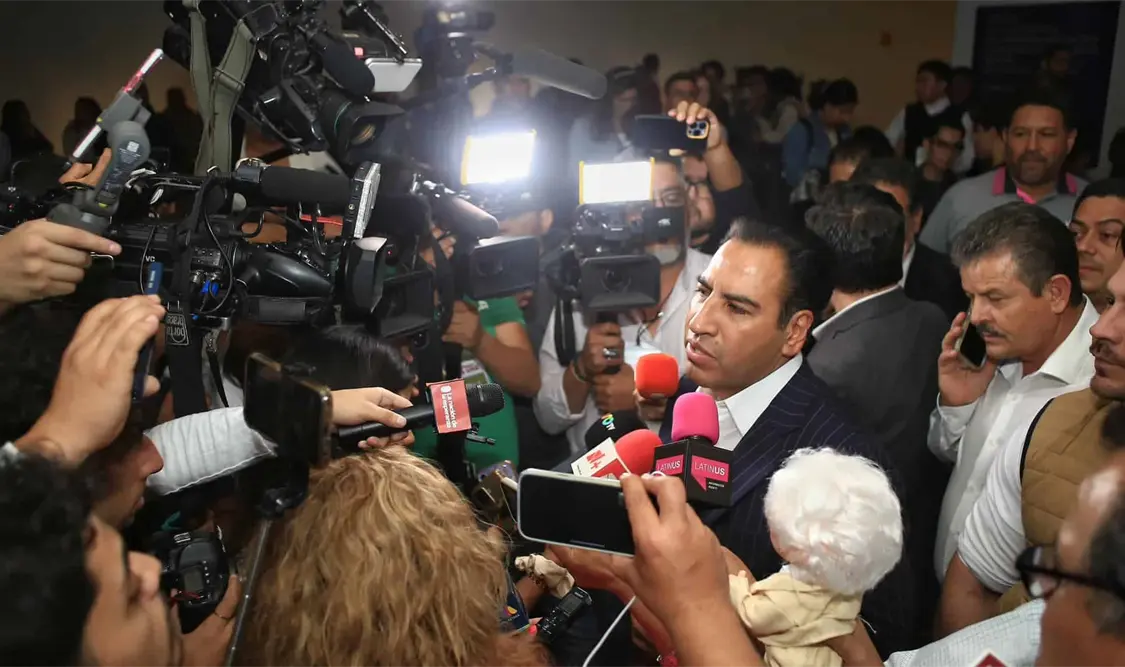 Llega Eduardo Ramírez a reunión con dirigencia de Morena