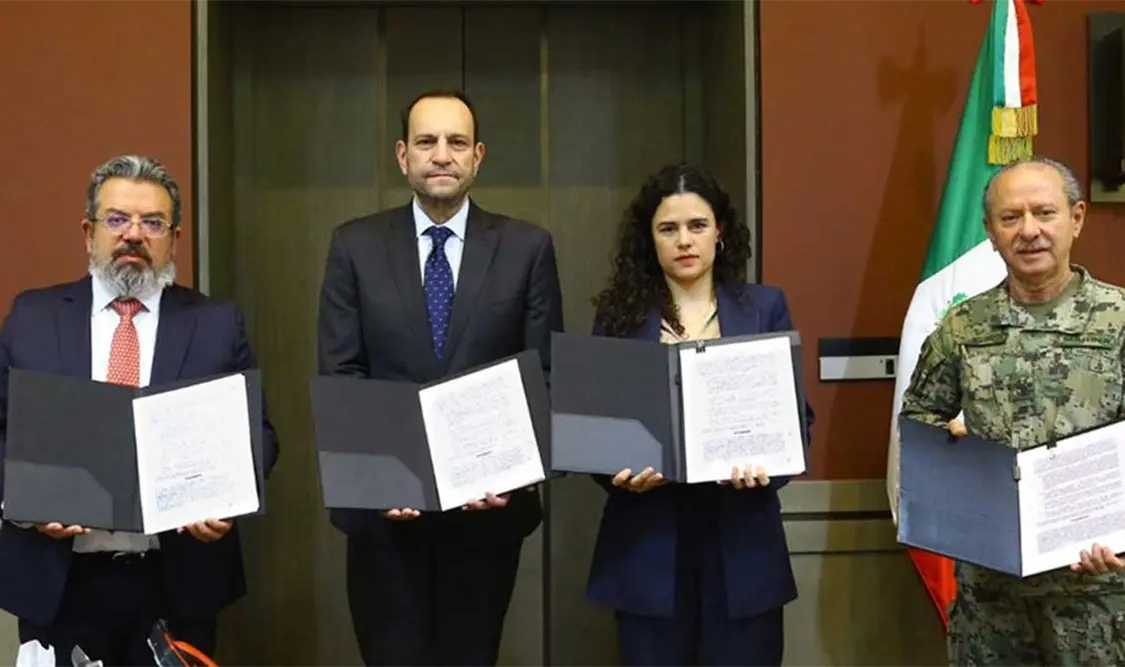 La firma se da después de que el presidente informara que emitirá un decreto para usar concesiones de trenes de carga para pasajeros. Cortesía