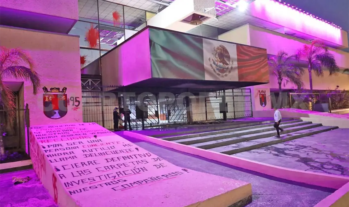 Algunos grupos, en las protestas, realizan quemas o desmanes en edificios públicos. Carlos López / CP