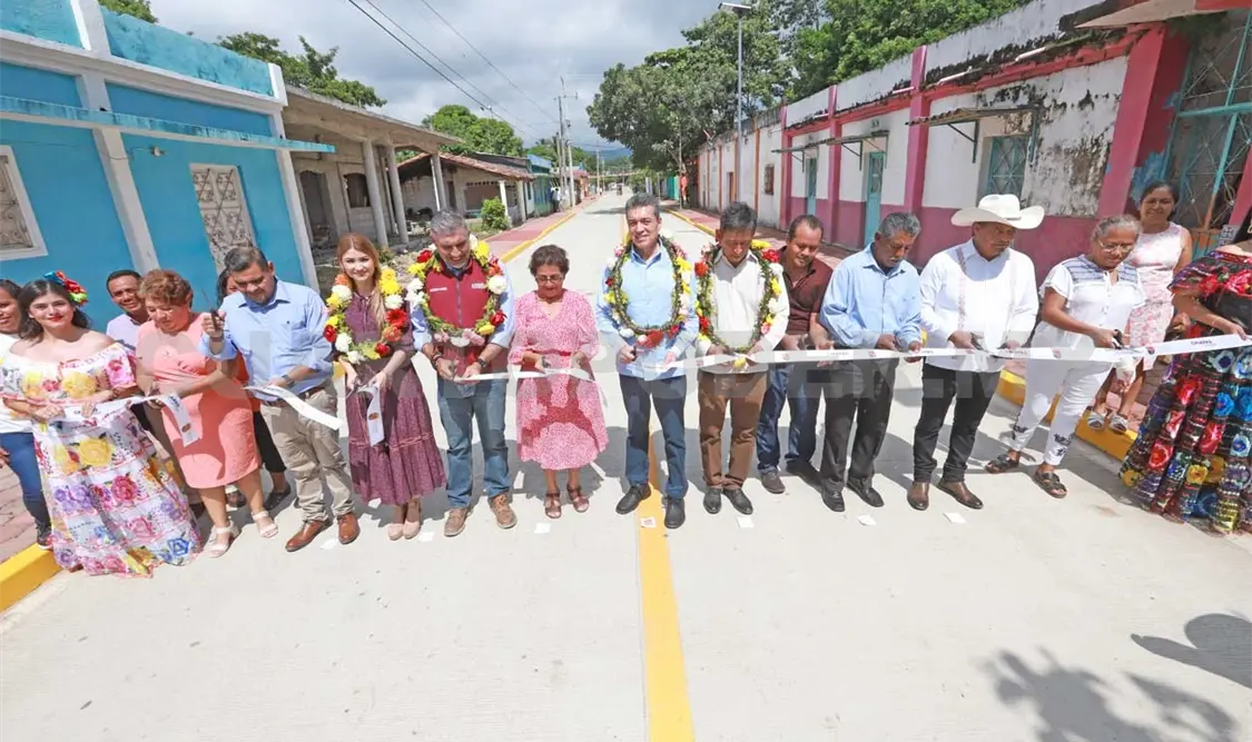 En el corte del listón inaugural de la pavimentación de la avenida Agustín de Iturbide, en la localidad La Central, Pijijiapan. CP