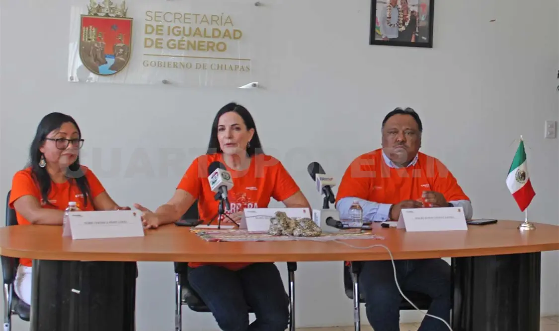En la conferencia portaron sus respectivas playeras naranjas con la imagen de la carrera y diversas frases al reverso. Cortesía