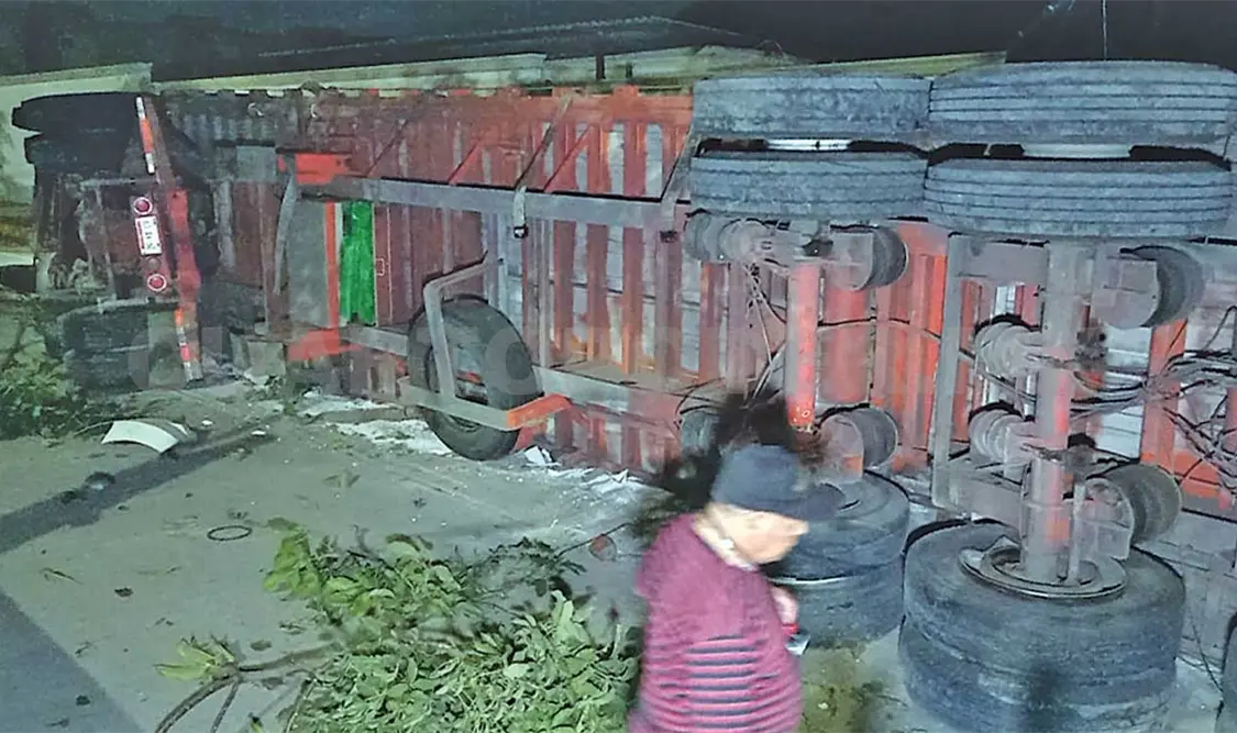Las autoridades dieron la orden para que una grúa se encargara de retirar el tráiler y lo remolcaran al corralón. Ulises López / CP